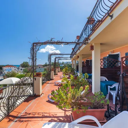 Domus De Janas Sul Mare Bari Sardo